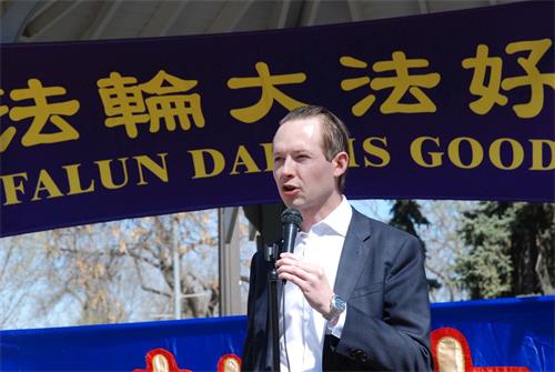 '图3:国会议员Michael Cooper:真、善、忍的价值将永世长存'