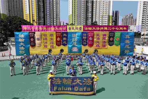 '图3:天国乐团表演,恭祝慈悲伟大的师父生日快乐。'