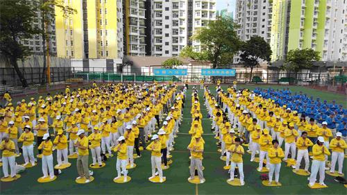 '图5:恭祝活动开始前,法轮功学员集体炼功。'
