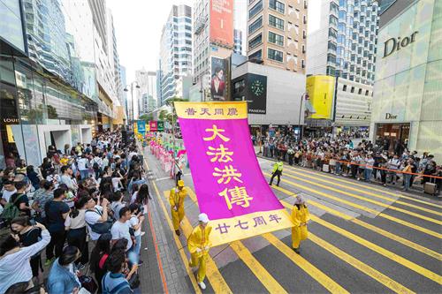 '图6:大法弘传,普天同庆。法轮功游行大受民众欢迎。'