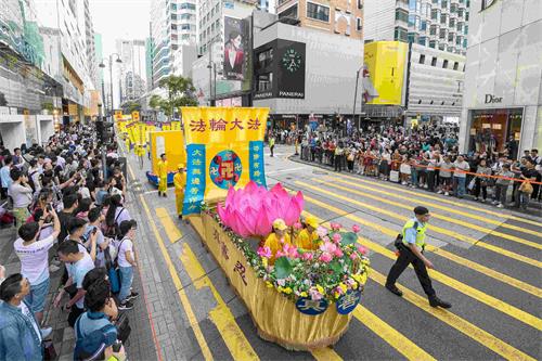 '图7:色彩缤纷的“法船”花车,吸引了许多民众的目光。'
