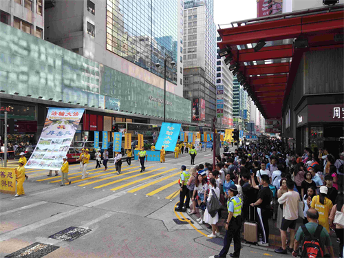 '图8:游行队伍经过旺角区闹市,将法轮大法好的福音带给各界民众。'