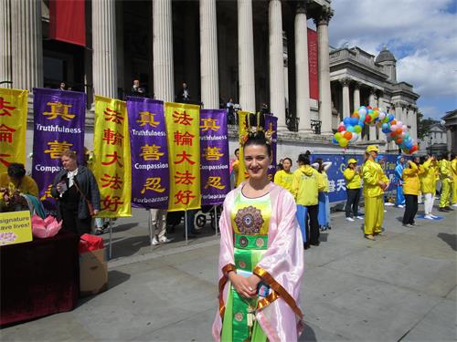 图9:法轮功学员柯瑞娜‧德佩莲(Carina Depelean)身着唐装庆祝第二十届“世界法轮大法日”.