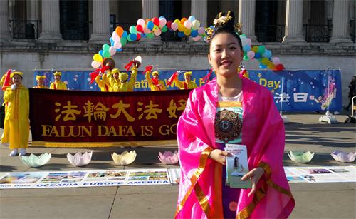 图10:五月十一日,十六岁的大法弟子子旋在伦敦参加庆祝世界法轮大法日的活动。说到对师父的感恩,她眼中瞬间流出泪水。