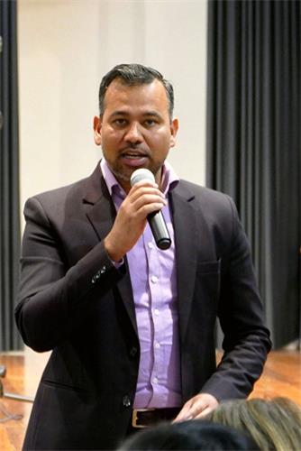 '图5:五月三日在北莱德(North Ryde )社区中心庆祝法轮大法日活动时Parramatta市议员潘迪(Sameer Pandey)在发言'