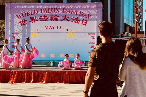 '图8~10:五月十二日法轮功学员在赫斯维尔(Hurstville)庆祝法轮大法日'