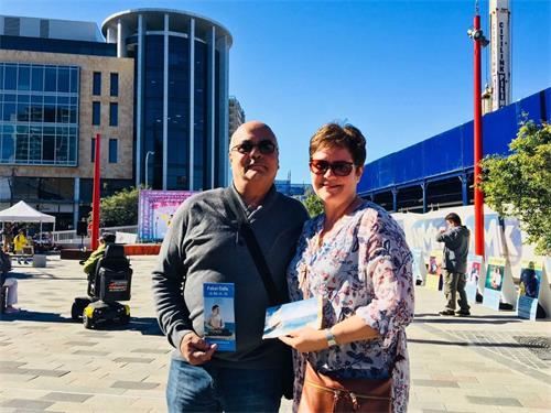 '图11:赫斯维尔(Hurstville)民众Voser(右)表示喜欢大法的美好,希望自己回去能继续跟随大法修炼。'