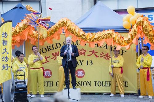 '图2:西澳洲议员罗宾·史考特(Robin Scott)到场表示支持,并发表演说'