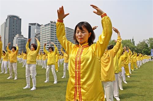 图1~11: 二零一九年五月十二日,韩国法轮功学员在首尔广场集体炼功庆祝世界法轮大法日。