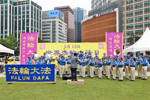 图13:天国乐团在集会现场演出。