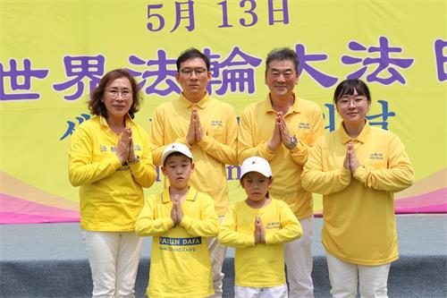 图16 :韩国铁道公社设施处前处长郑寅轼先生全家及外孙对李洪志先生表达由衷的感恩。