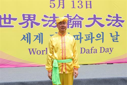 图18: 法轮功学员金映杓在世界法轮大法日表达对师父的感谢。