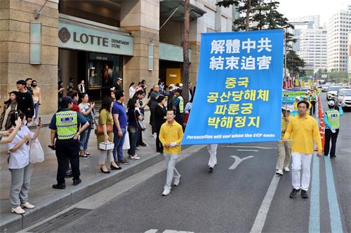 图19~31:庆祝法轮大法洪传二十七周年,韩国法轮功学员在首尔市中心举行盛大游行活动。