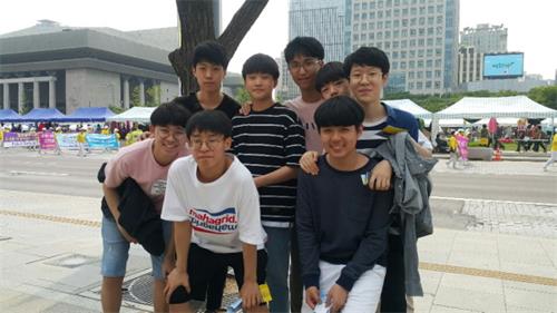 图32:韩国首尔新木中学学生们说,法轮功的游行队伍给人有一种非常温暖的感觉。
