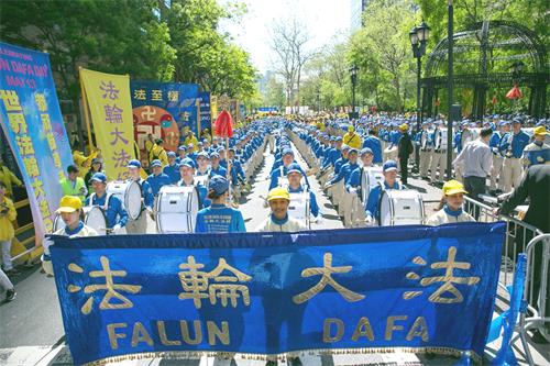 图1:法轮功学员在纽约曼哈顿联合国总部前的哈玛绍广场公园举行盛大集会。