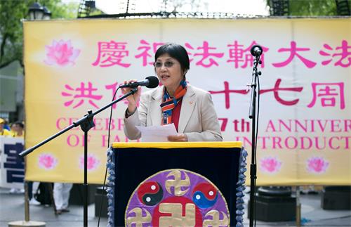 图2:台湾法轮大法学会理事长张锦华教授:法轮大法好!
