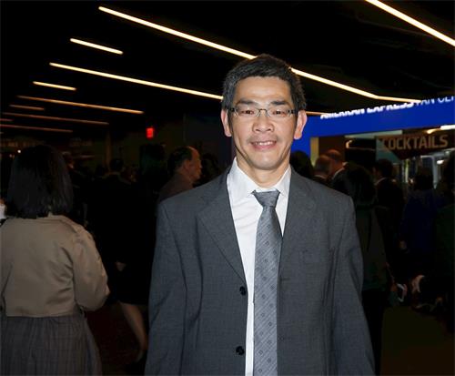 '图2:法国学员苏聪敏在二零一九年五月十七日的法会上。'