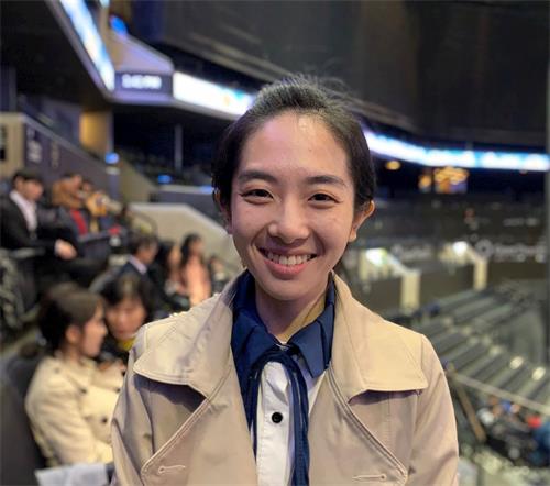 '图3:育菁从小就跟妈妈一起修炼、大学毕业后学以致用,投入新唐人电视修炼故事的拍摄,她说:“我要归正自己,不畏困难,珍惜修炼的机缘。”'