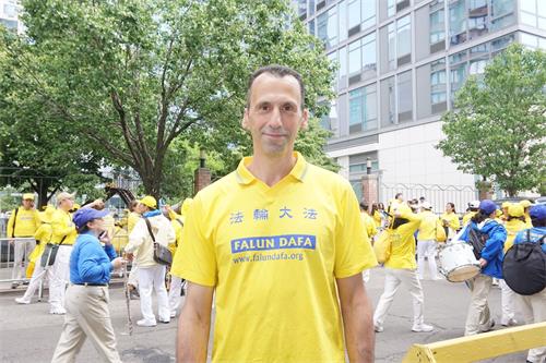 '图3:萨米(Sami)参加了五月十六日纽约曼哈顿的游行。'