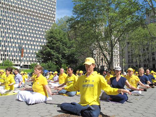 图1~3,法轮功学员在纽约富利广场(Foley Square)展示功法。