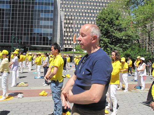 图8:二零一九年五月十八日,瑞典法轮功学员斯万(Sven)在纽约富利广场(Foley Square)参加集体炼功。