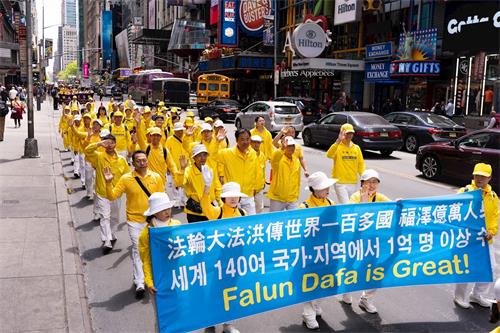 '图1~8:二零一九年五月十六日,万名不同族裔的法轮功学员在纽约曼哈顿中城42街上游行庆祝法轮大法弘传二十七周年,告诉世人“法轮大法好”。'