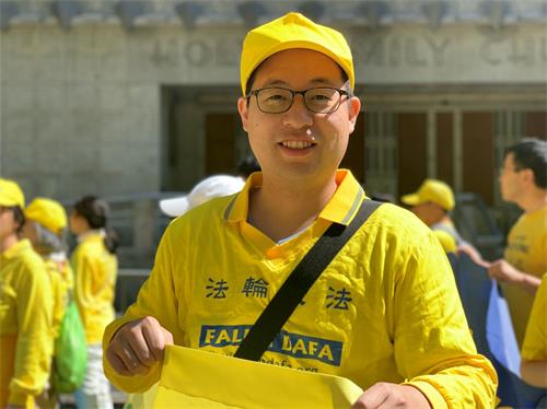 '图9:精神科医生黄千峰找到《转法轮》,找到心灵升华的方向。'