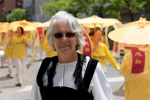 '图1:来自瑞士德语区的路特·乌尔里希(Ruth Ulrich)女士身穿瑞士传统民族服装参加纽约游行。'