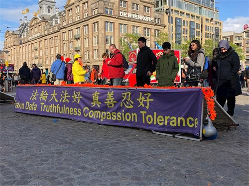 '图1~2:荷兰国王日,法轮功学员在首都阿姆斯特丹(Amsterdam)市中心――达姆(Dam)广场传播真相。'