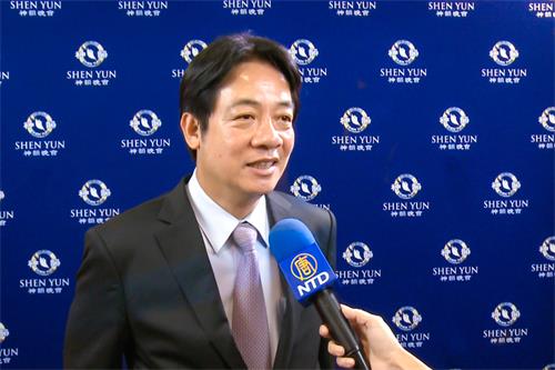 图2:四月二十八日晚间,前行政院长赖清德向神韵艺术团到台湾巡回演出致意。