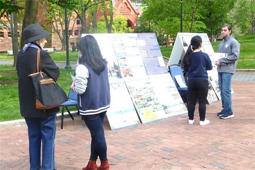 '图1~3:宾夕法尼亚大学法轮大法俱乐部在校园里举办了真相图片展。'