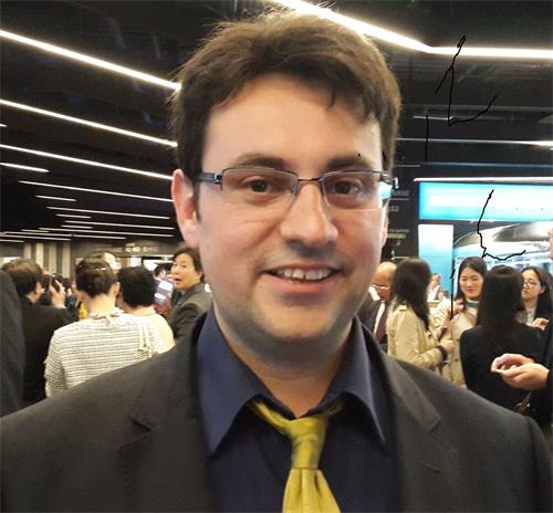 '图1:软件工程师亚历克斯(Alex Luchansky)表示:我周围的人都感受到“佛光普照、礼义圆明”'