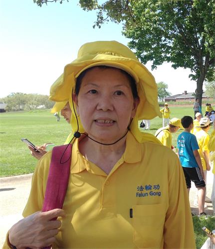 图3:新加坡学员余女士有幸参加九八年新加坡法会,聆听师父讲法。