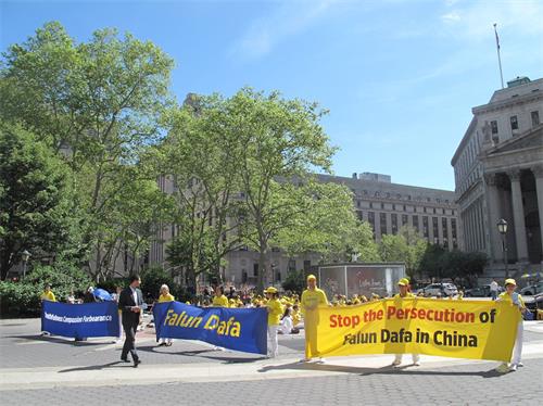 '图1:二零一九年五月十八日,法轮功学员在纽约富利广场(Foley Square)集体炼功'