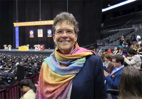 '图1:德国法轮功学员乌丽克·勾特讷尔(Ulrike Gortner)头一次来美国参加法会,特别激动。'