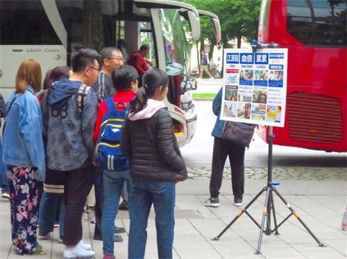 '图2~3:大陆游客观看真相资料'