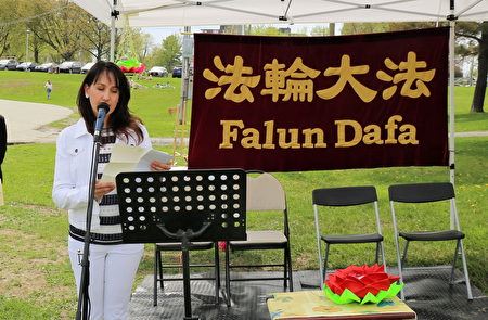 '图5:2019年5月25日,法轮功学员在魁北克舍布鲁克是庆祝世界法轮大法日,舍布鲁克市长鲁斯艾(Steve Lussier)因当日外出,委托夫人拉洛克女士(Pascale Larocque)专程到场宣读贺信。'