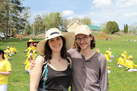 '图10:舍布鲁市居民Jeremie Houele(左)和Alexandra Stigui支持法轮功学员揭露迫害。'