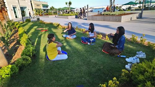'图6:路人在学炼法轮功第五套功法'