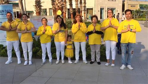 '图8:梅尔辛市的法轮功学员合影祝师尊生日快乐'
