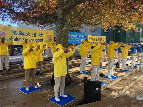 '图2:法轮功学员在奥克兰市中心奥蒂亚广场炼功,讲真相'