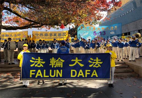 '图4:天国乐团在庆典活动上演奏'