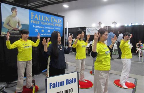 '图2:身心健康展上,法轮功学员展示功法。'