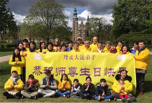 '图1:学员们在国王公园炼功后合影:恭贺法轮功创始人李洪志先生六十八岁华诞'