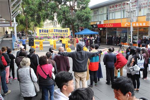 '图7~8:二零一九年五月四日,墨尔本部份法轮功学员在博士山(Box Hill)购物中心广场集体炼功'