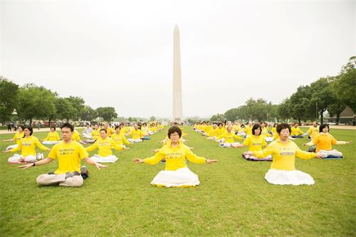 '图2:二零一九年五月四日,美国首都华盛顿地区部份法轮功学员聚集在美国国家广场集体炼功,庆祝“世界法轮大法日”。'