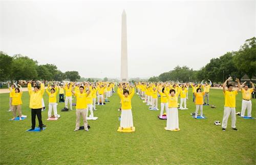 '图3:二零一九年五月四日,美国首都华盛顿地区部份法轮功学员聚集在美国国家广场集体炼功,庆祝“世界法轮大法日”。'