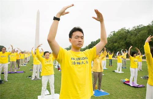 '图4:二零一九年五月四日,美国首都华盛顿地区部份法轮功学员聚集在美国国家广场集体炼功,庆祝“世界法轮大法日”。'