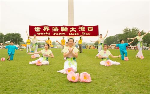 '图5:二零一九年五月四日,在美国首都华盛顿的“世界法轮大法日”庆祝活动上,明慧学校的大法小弟子表演舞蹈《插莲花》,寓意大法弘传世界。'
