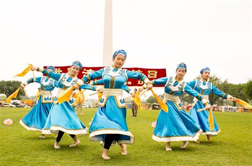 '图6:二零一九年五月四日,在美国首都华盛顿的“世界法轮大法日”庆祝活动上,明慧学校的大法小弟子表演蒙古舞。'